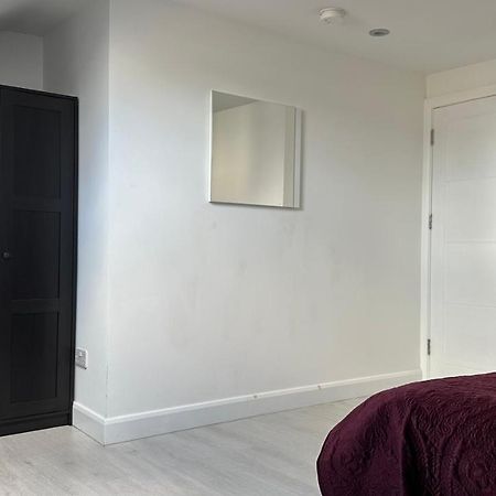Stunning New 1 Bedroom Apartment Лондон Экстерьер фото
