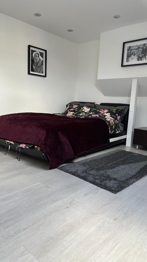 Stunning New 1 Bedroom Apartment Лондон Экстерьер фото
