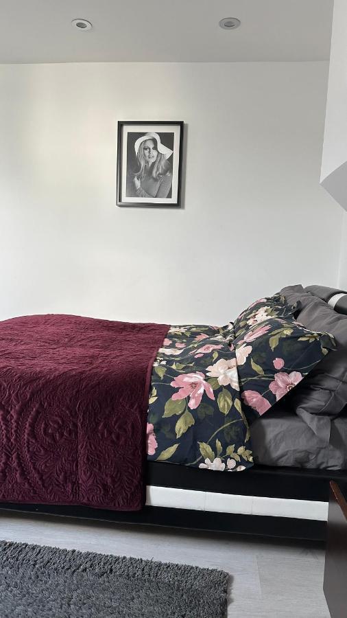 Stunning New 1 Bedroom Apartment Лондон Экстерьер фото